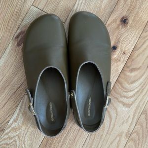 Beatrice Valenzuela Clog